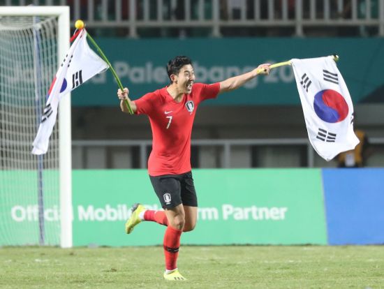 The Ministry of National Defense said it was not reviewing the Military Service Exception of AsiaGames medal championships, saying it was not reviewing the military specials of art and athletic personnel.In the 2018 Jakarta and Palembang Asian Game, the soccer and baseball Korean team won gold medals and won the Military Service Exception benefit, raising the issue of equity in the special system.The answer to the equality of military service obligations announced by the Military Manpower Administration is the basic position of the Military Manpower Administration, and we are not currently reviewing the arts and sports personnel system, said Ministry of National Defense on March 3. He said.It was controversial because of the controversy over qualification that some of the baseball players in Asia Game were selected for the national team after postponing military service.The Military Service Exception System, which only benefits art and sports people, is unfair.Among the Korean national teams participating in Asian Game this year, 42 benefit from the Military Service Exception; of these, 20 are soccer and 9 are baseball.The two events have more than half of the benefits.Soccer Son Heung-min (26, Tottenham) and baseball Oh Ji-hwan (28, LG Twins) will also benefit from the Military Service Exception.They will be trained for four weeks and will be engaged in 34 months of their special skills. They will also have to complete 544 hours of special service during this period.However, foreign athletes only need to fill half of their service time.Some netizens pointed out that the group BTS, which has been ranked # 1 on the Billboard 200 in three months after May, is not enough to benefit from the foreign Shenyang.BTS, the first Korean singer to be ranked # 1 on the Billboard, is considered to be the most influential singer in the world along with the astronomical economic effect.Jin (Kim Seok-jin), the eldest brother of BTS, was born in 1992, the same age as Son Heung-min.The art personnel are those who have the highest winning performance among the top two winners in the international art contest determined by the Military Manpower Administration, and those who have completed the major intangible cultural heritage transfer education among the top winners in the domestic art contest (only for areas where there are no international competitions such as Korean music) determined by the Military Manpower Administration.Athletic personnel will receive the Military Service Exception benefit from the Olympic Game and the first-place winner of the Asia Game (only those who actually participated in the event).The Cheong Wa Dae website also attracted attention with the public petition that it should introduce a system that applies the Military Service Exception by scoring the international competition scores rather than giving military service benefits to the Olympic Game or Asian Game once.