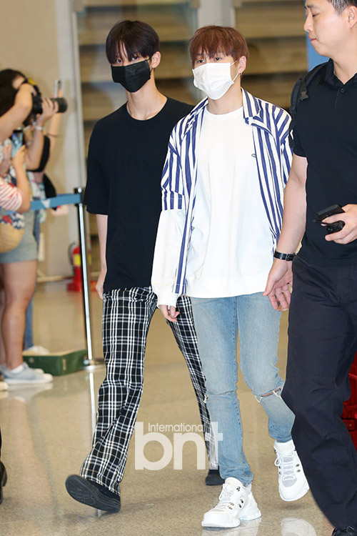 Group Wanna One Bae Jin Young and Ha Sung-woon are performing Entrance through the International Airport on the afternoon of the 3rd after their Wanna One World Tour ONE: THE WORLD tour in Philippines Manila.news report