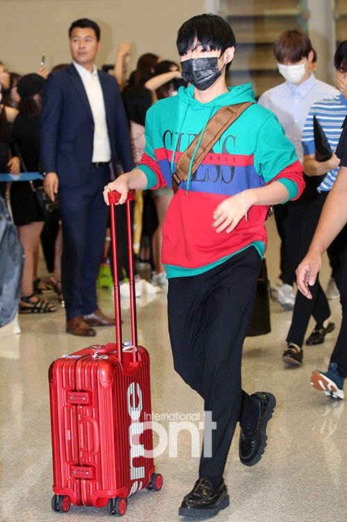 Group Wanna One Park Jihoon is performing Entrance through the Incheon International Airport on the afternoon of the 3rd after the Wanna One World Tour ONE: THE WORLD tour in Manila, Philippines.news report