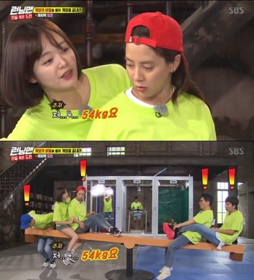 On the SBS entertainment program Sunday is good - Running Man (hereinafter referred to as Running Man), which was broadcast on the afternoon of the 2nd, a special feature of truth or challenge was drawn.Before the last gate of the day, five surviving members were asked to take three seconds in a pair of balances.Ji Suk-jin, Yoo Jae-Suk, Lee Kwang-soo, Song Ji-hyo, and Jeon So-min are divided into two and three, and they have to sit on both sides of seesaw.They revealed their weight to match both weight balances.Yoo Jae-Suk revealed his weight as 62kg, Lee Kwang-soo as 76kg, Jiseokjeon 72kg and Jeon So-min 49kg respectively.Members sat on one side, Yoo Jae-Suk, Song Ji-hyo and Jeon So-min, Ji Suk-jin and Lee Kwang-soo on the other side, but the balance was not right.At this time, Ji Suk-jin asked, How many kilograms are you? And Jeon So-min hesitated and said, That 4. ... 54kg.About 49kg, the members who were embarrassed for a while soon managed to adjust the position and balance both sides of the seasaw.The netizens said, Is not it the same as 49kg or 54kg light?(leey ****), Its dry, its 54kg, but its 168cm tall (oran ****), Its 168 ~ 54km thin.It is cute (jmhe ****), 54kg or 540kg, but the pretty thing does not change and so on.dong-a.com digital news team