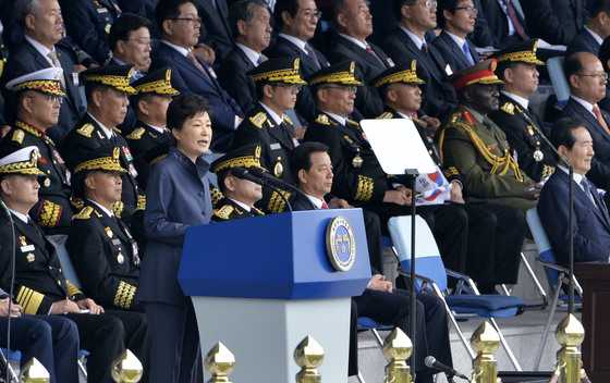 박근혜 대통령은 2016년 10월 1일 제68주년 국군의날 기념식에서 북한 주민에 탈북을 권유하며 "북한이 핵을 포기하지 않는다면 체제 균열과 내부 동요가 더욱 확대될 것"이라 말했다. 김성태 기자