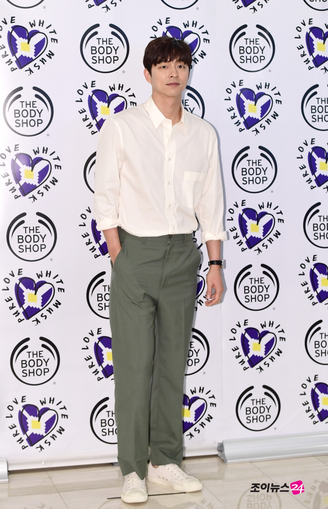 Actor Gong Yoo attended the opening ceremony of the cosmetics brand The Body Shop White Musk SJYP Limited Edition pop-up store near Hongik University in Mapo-gu, Seoul on the morning of the 3rd.White Musk SJYP Limited Edition is a collaboration line that adds the signature item of The Body Shop, White Musk product and designer Steve & Johnnys illustration.