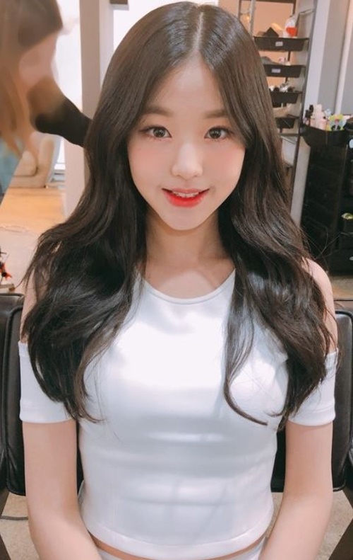 Jang Won-young, a group IZWON center formed through Produced 48, gave a thank you.Jang Won-young said on the official Twitter Inc. of Starship Entertainment on the 1st, I am really grateful for the long journey of VMFHEBTM48 to the end.I always appreciate the support of the national team, and I thank you for giving me such a valuable opportunity, he said.Jang Won-young won first place in the final ranking announcement ceremony held on Mnet Produced 48 on 31st of last month and became the center of IZWON.Meanwhile, Aizwon consisted of 12 people including Jang Won-young, Miyawaki Sakura, Cho Yuri, Choi Ye-na, Ahn Yu-jin, Yabuki Nako, Kwon Eun-bi, Kang Hye-won, Honda Hitomi, Kim Chae-won, Kim Min-jo and Lee Chae-yeon.