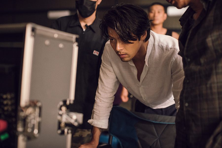 Movie - The Negotation Son Ye-jin X Hyun Bin Honey Guild, What Was It Like Behind Camera? Son Ye-jin and Hyun Bin met Movie - The Negotation as hostages in Movie - The Negotation.What about the behind-the-scenes?The movie Movie - The Negotation (director Lee Jong-suk) is a crime entertainment film in which the worst hostage situation ever occurred in Thailand and the crisis Movie - The Negotation begins the movie - The Negotation of the life of Ha Chae Yoon to stop the hostage Movie - The Negotiation, which is a big topic with the meeting of Korean representative box office queen Son Ye-jin and box office king Hyun Bin, is the first movie in Korean film history to predict the new act of Son Ye-jin, who is the top model in the character, It is raising.Son Ye-jin, who first played the role of the police, is the back door that the calm and cool Movie - The Negotation revealed the filming with a clear and warm smile, unlike the appearance of Ha Chae Yoon.Son Ye-jin closely monitors the shooting scene at the shooting site, as well as his fellow actors, staff and pleasant faces, and the behind-the-scenes still cut showing the aspect of trusting and watching Actor through the behind-the-scenes still cut that shows the scenario and the works immersion. I am adding to my expectations.Hyun Bin, who was the first villain in his life to act, is expecting a new look, face and acting that he has not seen before.The police officer, The Blacklist, was a weapons trafficker and the worst hostage-taker in the world, and the transformed Hyun Bin captured the shooting scene with a gruesome tone and sharp eyes like a real villain.Director Yoon Jae-gyun, who visited the scene, is also surprised at the new appearance of Hyun Bin.In the behind-the-scenes steel, you can see a close conversation with Lee Jong-suk.It captures the attention of the audience because it is immersed in the Acting with a serious attitude to create the character of Min Tae-gu, a hostage criminal who added the color and charm of Hyun Bin by breaking away from the typical villain image.pear hyo-ju