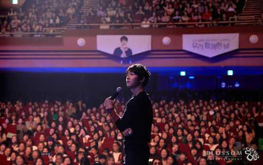 Actor Song Joong-ki, who made his debut tenth anniversary this year, spent a special time with fans at Kyunghee University Peace Hall.The fan meeting, which was held under the theme of Day with Us, is a place with fans who have been in constant love since their debut, and the event was hosted by reporter Kim Tae-jin.Song Joong-ki, who appeared as the main character of the red carpet reminiscent of the awards ceremony, started the event with a tenth anniversary trophy prepared by fans.The official fan club Kiel has a tenth anniversary celebration cake, and Asian fan associations such as China, Taiwan, Hong Kong and Singapore prepare bouquets of flowers.In the first part talk corner, I had a meaningful time to look back on Actors work and acting life over the past decade.He showed his true character as an actor, telling his thoughts and values ​​of acting as well as episodes related to each work.In the second part, Actor became a direct MC and conducted a solo talk show to collect topics.He reads the stories of his fans and shows his natural progress and sense of humor, as well as conveying his impressions with warm manners for fans all the time.Lee Kwang-soo, a close actor, appeared as a special guest and enjoyed the prepared VR game and showed off his tit-for-tat bromance chemistry.In addition, 2PM Junho and Actor Kim Min-seok revealed the daily life of Song Joong-ki through blind talk (?), and added pleasantness to the intestines.At the end of the performance, Song Joong-ki wrote a hand letter that said, I think this year is my debut tenth anniversary, so I feel strange and strange.In the meantime, I was glad to think that I have been working hard.I have met a lot of good colleagues so far, so I think I have been able to come well because it is an environment that can be easily exhausted and lonely.And from now on, Im going to run again for another decade, and Im going to spare everything for you to show you a new look, a better performance, a hard life.Its been an honor for the last 10 years with you.I love you. He said, I thank the official fan club Kiel, who has sent a lot of love and support so far, and fans from far away and abroad.In addition, for the fans who want to see closely, they came down to the audience and greeted them, and after the fan meeting, they showed a special fan love by seeing all the fans together.kim ye-eun