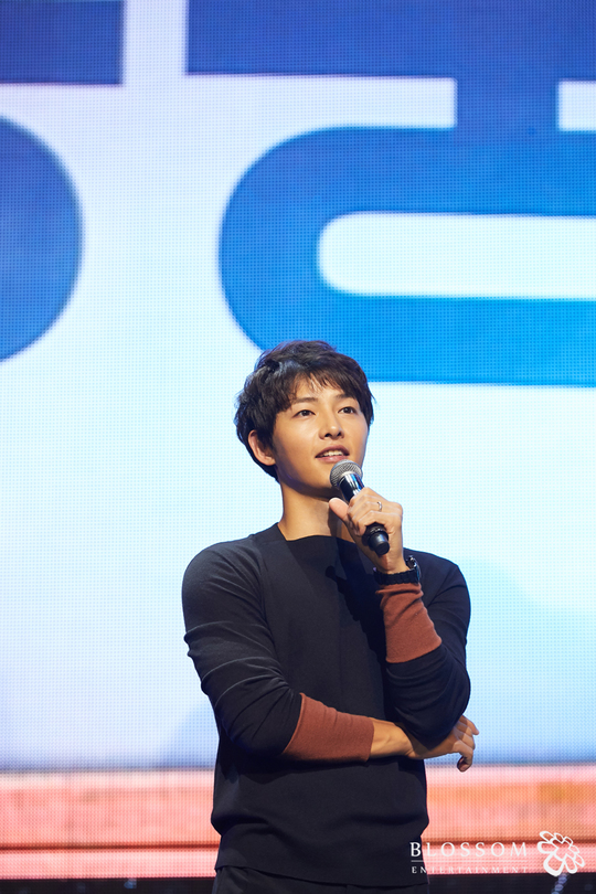 Actor Song Joong-ki, who made his debut tenth anniversary this year, spent a special time with fans at Kyunghee University Peace Hall.The fan meeting, which was held under the theme of Day with Us, is a place with fans who have been in constant love since their debut, and the event was hosted by reporter Kim Tae-jin.Song Joong-ki, who appeared as the main character of the red carpet reminiscent of the awards ceremony, started the event with a tenth anniversary trophy prepared by fans.The official fan club Kiel has a tenth anniversary celebration cake, and Asian fan associations such as China, Taiwan, Hong Kong and Singapore prepare bouquets of flowers.In the first part talk corner, I had a meaningful time to look back on Actors work and acting life over the past decade.He showed his true character as an actor, telling his thoughts and values ​​of acting as well as episodes related to each work.In the second part, Actor became a direct MC and conducted a solo talk show to collect topics.He reads the stories of his fans and shows his natural progress and sense of humor, as well as conveying his impressions with warm manners for fans all the time.Lee Kwang-soo, a close actor, appeared as a special guest and enjoyed the prepared VR game and showed off his tit-for-tat bromance chemistry.In addition, 2PM Junho and Actor Kim Min-seok revealed the daily life of Song Joong-ki through blind talk (?), and added pleasantness to the intestines.At the end of the performance, Song Joong-ki wrote a hand letter that said, I think this year is my debut tenth anniversary, so I feel strange and strange.In the meantime, I was glad to think that I have been working hard.I have met a lot of good colleagues so far, so I think I have been able to come well because it is an environment that can be easily exhausted and lonely.And from now on, Im going to run again for another decade, and Im going to spare everything for you to show you a new look, a better performance, a hard life.Its been an honor for the last 10 years with you.I love you. He said, I thank the official fan club Kiel, who has sent a lot of love and support so far, and fans from far away and abroad.In addition, for the fans who want to see closely, they came down to the audience and greeted them, and after the fan meeting, they showed a special fan love by seeing all the fans together.kim ye-eun