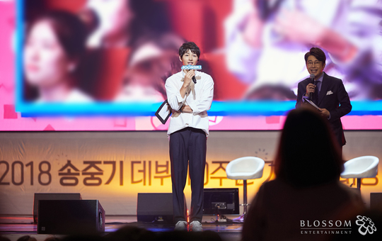 <p>Actor Song Joong-ki, who celebrated its 10th anniversary this year, spent a special time with fans at the Keio University Peace Hall of Fame.</p><p>This time the fan meeting which was carried out on the theme of The day we are together was seated with the fans who sent us a love from the debut time until now, the progression of the day was undertaken by the Kim Tae Jin reporter.</p><p>Song Joong-ki, who appeared as the leading character of the red carpet reminiscent of the award ceremony, began Chugai Travel with the fans 10th anniversary trophy. Official Fan Club Kiel is celebrating the 10th anniversary cake, Asian fans federations such as China, Taiwan, Hong Kong, Singapore have prepared bouquets and are also impressed.</p><p>Part 1 At the talk corner, I had time to look back at the work and acting life during the past ten years of the actor. He frankly said his thoughts and values ​​on acting, as well as episodes related to each work, and showed a calm figure as an actor.</p><p>In the next two copies, the actor was directly engaged in MC, and the topic was gathered by advancing a single talk show. He also reads about the circumstances of the fans, shows off the way of talks of natural progression and sense of perfection, as well as telling the impression with the warm manners towards the fans all the time.</p><p>Here, regular acting actor Lee Kwang-soo appeared as a special guest, and enjoyed the prepared VR game and showed how such Blomance Chemi was. Not only 2PM Juno, actor Kim Min-seok revealed Song Joong-kis daily life through Blind talk (?), A story behind adding pleasure to the intestines.</p><p>At the end of the performance, Song Joong-ki talked carefully through his letter, Since I think that this year is the tenth anniversary of the debut, something strange and I felt something, and together with that, It was a wonderful thing. Until now I have met many good friends, so its easy to be tired and lonesome environment, but thanks to you I think that I could often come here. And from now on I will try again for another 10 years. New look, spare all of me to show you better acting, hard living figure. Together with you, it was the glory of the past 10 years. I love you and tell the thankful greetings to the fans who came from overseas, the distance fat with the official fan club keel who sent much love and support until now, forget the mind towards the fans till the end There was not.</p><p>Also, despite the desire to see nearby, I got down directly to the audience seats and greeted me, as well as showing my love of extraordinary fans as I watched all the fans after finishing the fan meeting.</p><p>Song Joong-ki will decide the appearance of the tvN drama As month chronicle and will continue full-fledged activities</p>