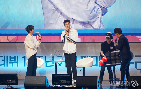 Actor Song Joong-ki, who made his debut tenth anniversary this year, spent a special time with fans at Kyunghee University Peace Hall.The fan meeting, which was held under the theme of Day with Us, is a place with fans who have been in constant love since their debut, and the event was hosted by reporter Kim Tae-jin.Song Joong-ki, who appeared as the main character of the red carpet reminiscent of the awards ceremony, started the event with a tenth anniversary trophy prepared by fans.The official fan club Kiel has a tenth anniversary celebration cake, and Asian fan associations such as China, Taiwan, Hong Kong and Singapore prepare bouquets of flowers.In the first part talk corner, I had a meaningful time to look back on Actors work and acting life over the past decade.He showed his true character as an actor, telling his thoughts and values ​​of acting as well as episodes related to each work.In the second part, Actor became a direct MC and conducted a solo talk show to collect topics.He reads the stories of his fans and shows his natural progress and sense of humor, as well as conveying his impressions with warm manners for fans all the time.Lee Kwang-soo, a close actor, appeared as a special guest and enjoyed the prepared VR game and showed off his tit-for-tat bromance chemistry.In addition, 2PM Junho and Actor Kim Min-seok revealed the daily life of Song Joong-ki through blind talk (?), and added pleasantness to the intestines.At the end of the performance, Song Joong-ki wrote a hand letter that said, I think this year is my debut tenth anniversary, so I feel strange and strange.In the meantime, I was glad to think that I have been working hard.I have met a lot of good colleagues so far, so I think I have been able to come well because it is an environment that can be easily exhausted and lonely.And from now on, Im going to run again for another decade, and Im going to spare everything for you to show you a new look, a better performance, a hard life.Its been an honor for the last 10 years with you.I love you. He said, I thank the official fan club Kiel, who has sent a lot of love and support so far, and fans from far away and abroad.In addition, for the fans who want to see closely, they came down to the audience and greeted them, and after the fan meeting, they showed a special fan love by seeing all the fans together.kim ye-eun