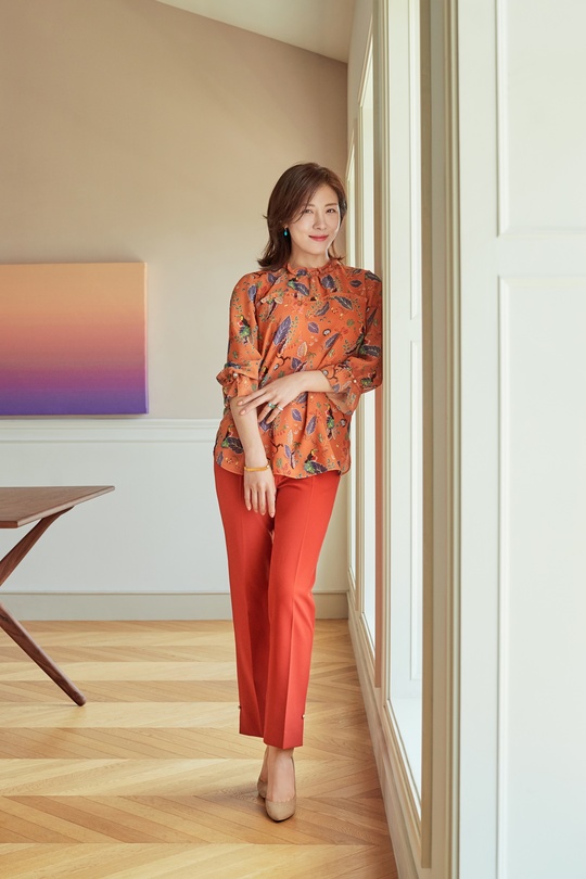 Actor Ha Ji-won, who shows new charm through entertainment as well as drama, returned to the picture of autumn atmosphere.Crocodile Lady, Koreas leading womens wear brand developed by fashion group magazine, unveiled the 2018 autumn picture with its exclusive Model Ha Ji-won.This picture talks about the unchanging beauty of women under the theme of For Real, For Now, For Ever.Ha Ji-won in the picture emanated feminine beauty with sophisticated autumn sensibility.Ha Ji-won drew attention to the feminine look of a bright but never light atmosphere, such as showing a tone-on-tone look with a blouse and slacks that added a flower pattern to orange brick color, or matching a checkered trench coat with denim.On the other hand, the sports line pictorials use the climbing object to produce a dynamic mood and show a lively appearance.In particular, Ha Ji-won showed off his health by fully digesting his zip-up jacket and skinny pants, which show his body.kim ye-eun