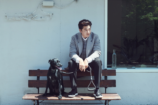 Actor Yoon Kye-sang showed Klass a different boyfriend look.The picture, which was conducted under the concept of HOW TO MAKE MR.BLUE, featured Yoon Kye-sang, who spent a relaxing Weekend reading or enjoying a walk with a dog.Yoon Kye-sang in the picture proposed a calm and casual emotional Weekend look using a neutral tone costume.Greentons innerwear featured a natural look with a beige single jacket, and a camel coat on the turtleneck doubled the sophisticated sensibility.Applause