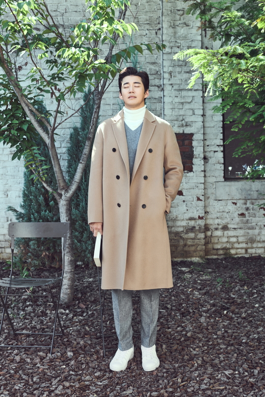 Actor Yoon Kye-sang showed Klass a different boyfriend look.The picture, which was conducted under the concept of HOW TO MAKE MR.BLUE, featured Yoon Kye-sang, who spent a relaxing Weekend reading or enjoying a walk with a dog.Yoon Kye-sang in the picture proposed a calm and casual emotional Weekend look using a neutral tone costume.Greentons innerwear featured a natural look with a beige single jacket, and a camel coat on the turtleneck doubled the sophisticated sensibility.Applause
