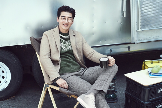 Actor Yoon Kye-sang showed Klass a different boyfriend look.The picture, which was conducted under the concept of HOW TO MAKE MR.BLUE, featured Yoon Kye-sang, who spent a relaxing Weekend reading or enjoying a walk with a dog.Yoon Kye-sang in the picture proposed a calm and casual emotional Weekend look using a neutral tone costume.Greentons innerwear featured a natural look with a beige single jacket, and a camel coat on the turtleneck doubled the sophisticated sensibility.Applause