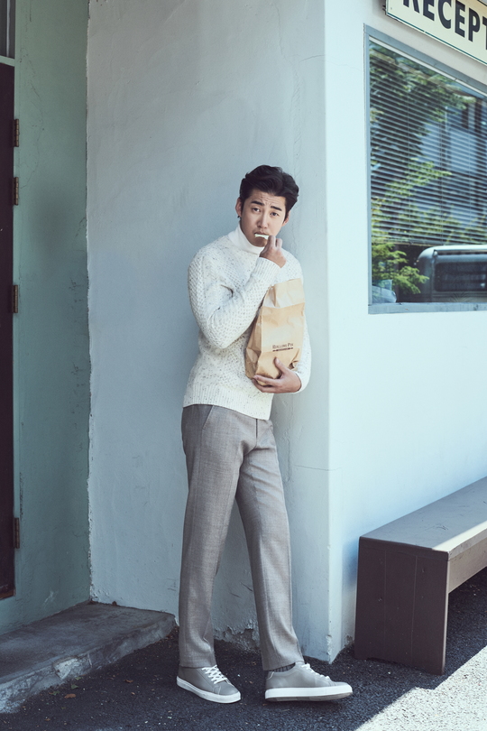 Actor Yoon Kye-sang showed Klass a different boyfriend look.The picture, which was conducted under the concept of HOW TO MAKE MR.BLUE, featured Yoon Kye-sang, who spent a relaxing Weekend reading or enjoying a walk with a dog.Yoon Kye-sang in the picture proposed a calm and casual emotional Weekend look using a neutral tone costume.Greentons innerwear featured a natural look with a beige single jacket, and a camel coat on the turtleneck doubled the sophisticated sensibility.Applause