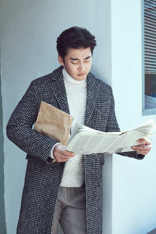 Actor Yoon Kye-sang showed Klass a different boyfriend look.The picture, which was conducted under the concept of HOW TO MAKE MR.BLUE, featured Yoon Kye-sang, who spent a relaxing Weekend reading or enjoying a walk with a dog.Yoon Kye-sang in the picture proposed a calm and casual emotional Weekend look using a neutral tone costume.Greentons innerwear featured a natural look with a beige single jacket, and a camel coat on the turtleneck doubled the sophisticated sensibility.Applause