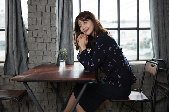 Actor Han Ji-hye has become a trendy fall goddess.On the morning of September 3, the agencys content Y released a picture of Han Ji-hyes elegant fall goddess.Han Ji-hye in the public photo captures the attention of the office look by matching luxurious blue color blouse and calm checkered pants.Supernatural wave hairstyle and soft nude color lips color combine to show more sophistication.In addition, the blouse with purple petals completed the lovely style with knitted skirts and doubled the feminine charm.In another photo, Han Ji-hye finished a more stylish romantic look by mixing a lovely lace skirt with a dark khaki aviation jumper.It is a unique calm and elegant figure that filled the autumn sensibility in the picture.As such, Han Ji-hye has focused his attention on various styles ranging from feminine office look to emotional casual look, showing the essence of autumn look.Especially, in the busy shooting scene, I do not lose my smile all the time, and spread bright energy, and I showed a high concentration for the high-quality result.Han Ji-hyes professional aspect of constantly working at any time and anywhere has been made to make it warm.applause