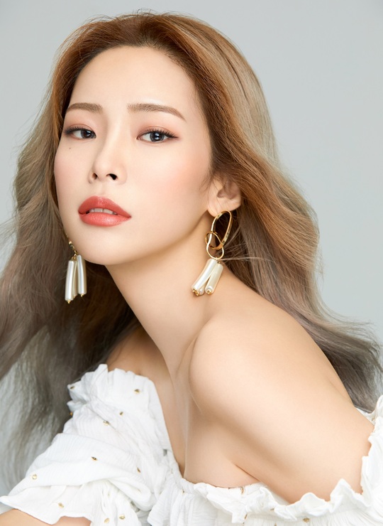 Singer Heize has revealed her charm in the MLB lip Make up pictorial.Heize was selected as a model for the Amorepacific Corporation Colored Campaign, commemorating the launch of the lip color of the MLBB mashed rose concept.Heizes Make Up pictorial has recently been released on the Campaign site and SNS channel.This picture is a Make-up picture that emphasizes MLBB lip color released in various formulations. It contains Heizes four color charm according to four different concepts.Heize has perfected the sophisticated and chic style and retro style with the charm of a mature woman who adds a natural autumn make-up to the white one piece, and a leather trench coat, from a lovely appearance that matches up-style hair with a blue jacket through a picture.In particular, this picture is gaining great popularity as it gets the reputation of Heize Life Picture and Pre-class Picture as soon as the picture is released because it can see the new charm of Heize, which was not seen before, unlike Heizes iconic style of the image of Sen sister.Heize is the back door that attracted the admiration of those who completely digested different fashion styles, poses and eyes according to the Make-up pictorial concept in the shooting scene.Park Su-in