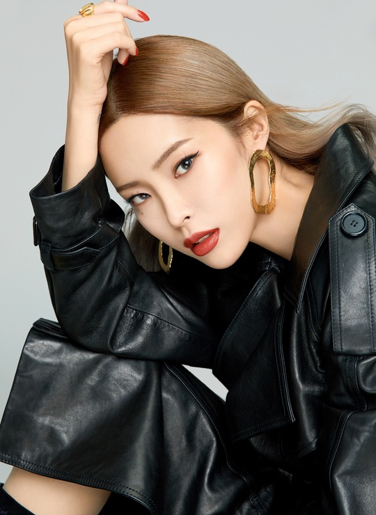 Singer Heize has revealed her charm in the MLB lip Make up pictorial.Heize was selected as a model for the Amorepacific Corporation Colored Campaign, commemorating the launch of the lip color of the MLBB mashed rose concept.Heizes Make Up pictorial has recently been released on the Campaign site and SNS channel.This picture is a Make-up picture that emphasizes MLBB lip color released in various formulations. It contains Heizes four color charm according to four different concepts.Heize has perfected the sophisticated and chic style and retro style with the charm of a mature woman who adds a natural autumn make-up to the white one piece, and a leather trench coat, from a lovely appearance that matches up-style hair with a blue jacket through a picture.In particular, this picture is gaining great popularity as it gets the reputation of Heize Life Picture and Pre-class Picture as soon as the picture is released because it can see the new charm of Heize, which was not seen before, unlike Heizes iconic style of the image of Sen sister.Heize is the back door that attracted the admiration of those who completely digested different fashion styles, poses and eyes according to the Make-up pictorial concept in the shooting scene.Park Su-in