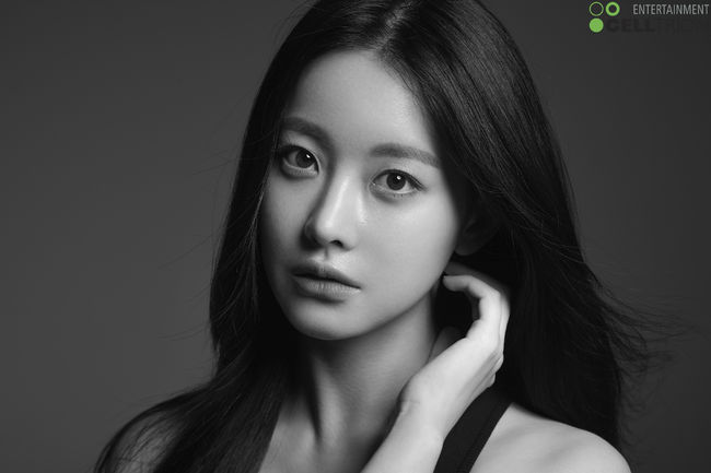 Actor Oh Yeon-seo showed a deepened profile.On March 3, Celltrion Healthcare Entertainment released a new profile photo of Oh Yeon-seo.Oh Yeon-seo showed a variety of charms through this profile shooting, which was held in four concepts.First, Oh Yeon-seo released a long straight hair in black and white photographs and gazed at the camera with alluring eyes and emanated a unique beauty.Especially, the face and eyes of Oh Yeon-seo, which was closed up, created a mysterious and dreamy atmosphere.Oh Yeon-seo then flaunted her bright yet innocent Aura in a flower patterned long dress.In another profile photo in a red dress, Oh Yeon-seo completed a high-quality profile cut with her own fascinating eyes and elegant atmosphere.Finally, Oh Yeon-seo in a picture wearing a neat beige tone suit focuses attention by creating a unique atmosphere with chic eyes and cool eyes.On the other hand, Oh Yeon-seo left for Paris, France, on the 1st to shoot fashion magazines.Celltrion Healthcare Entertainment Provides