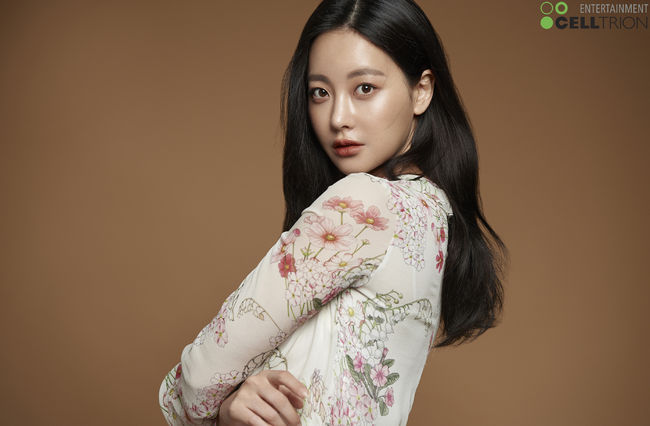 Actor Oh Yeon-seo showed a deepened profile.On March 3, Celltrion Healthcare Entertainment released a new profile photo of Oh Yeon-seo.Oh Yeon-seo showed a variety of charms through this profile shooting, which was held in four concepts.First, Oh Yeon-seo released a long straight hair in black and white photographs and gazed at the camera with alluring eyes and emanated a unique beauty.Especially, the face and eyes of Oh Yeon-seo, which was closed up, created a mysterious and dreamy atmosphere.Oh Yeon-seo then flaunted her bright yet innocent Aura in a flower patterned long dress.In another profile photo in a red dress, Oh Yeon-seo completed a high-quality profile cut with her own fascinating eyes and elegant atmosphere.Finally, Oh Yeon-seo in a picture wearing a neat beige tone suit focuses attention by creating a unique atmosphere with chic eyes and cool eyes.On the other hand, Oh Yeon-seo left for Paris, France, on the 1st to shoot fashion magazines.Celltrion Healthcare Entertainment Provides