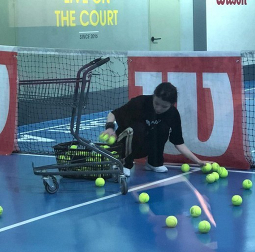 IU said, I told you that you have to pick up the ball well, sir.In the photo, IU is wearing a black sweatshirt and tied up his Hair and putting a Tennis ball in a basket. He picks up the ball with a fast hand gesture that shakes the picture and gives a smile.Fans responded with anticipation, saying, It is a tennis dream tree.