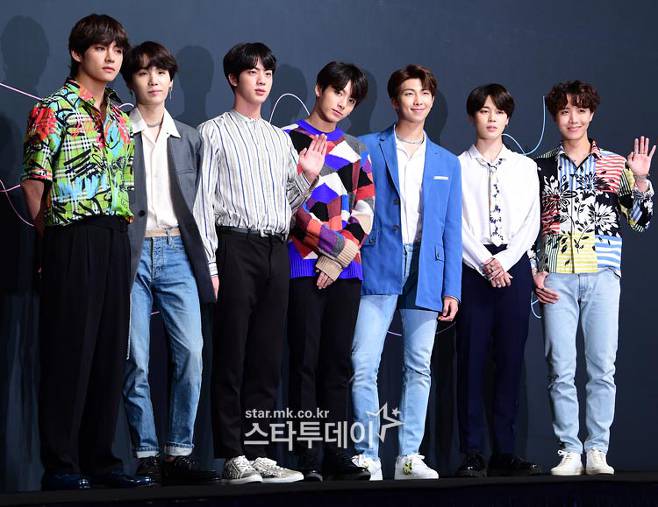 Group BTS receives MBC Entertainment Awards today (on the 3rd).The 45th MBC Entertainment Awards will be held on the afternoon of the broadcast day on September 3.MBC Entertainment Awards selected 201 works and 88 broadcasters who were exhibited through internal competition at terrestrial broadcasters nationwide, and 23 works and 22 broadcasters were selected through preliminary and main reviews.The awards include KBS2 Ssam, My Way in the drama TV division, MBC Jo PDs Beatles Radio in the music composition division, SBS All The Butlers in the entertainment variety division, KBS 2017 KBS major project UHD documentary Four Pilgrimages in the documentary TV division, and SBS 8 News - A large beder Radon Detection in the news reporting division, 23 episodes in 22 categories, including SBS I Want to Know - The Cruel Loyalty 2-part series, were named in the current news TV category.Choi Bul-am, who hosts KBSs Koreas Table of Food, will receive the award. The group BTS will be honored with the singer award.Park Na-rae, who is active in MBCs I Live Alone, was selected as the winner of the comedian award.The MBC Entertainment Awards ceremony will be broadcast live on SBS from 3 pm on the day.