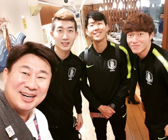The comedian Nam Hee-Seok has certified a surprise meeting with Korean national soccer team players Jo Hyeon-woo, Son Heung-min and Hwang Ui-jo in the 2018 Jakarta Palembang Asian Game.On the 3rd, Nam Hee-Seok posted a picture on the Instagram with an article entitled Why are we so beautiful  airport lounges ?In the photo, there is a picture of Jo Hyeon-woo, Son Heung-min, and Hwang Ui-jo standing side by side behind Nam Hee-Seok who is laughing.Jo Hyeon-woo, Son Heung-min and Hwang Ui-jo are attracted to the camera with a clear smile, unlike the charismatic figure in the stadium.In addition, the players wearing national uniforms are impressive.Especially in the expression of Nam Hee-Seok, who smiles brightly, he feels envious because he feels the excitement and happiness of meeting with the players.The netizens who saw this were big hit, you got a shot of a life-size shot, I am so envious, you are so cute, You are so cute.I envy you. Meanwhile, the Asian Game team led by Kim Hak-beom won the Asian Game 2-1 in the final at the Pakansari Stadium in Chibinong, Indonesia on the 1st (Korea time) and won the Asian Game 2 consecutive victories.Photo Nam Hee-Seok SNS
