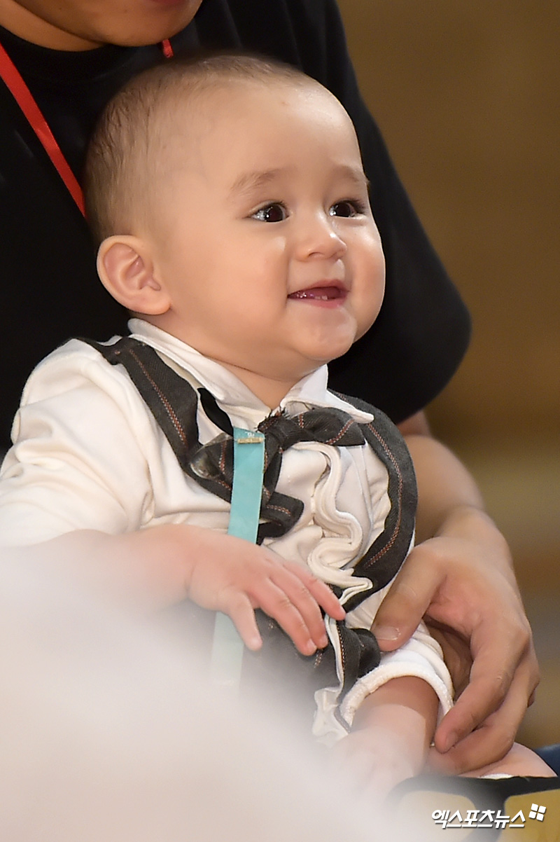 Broadcaster Sam Hammingtons son Bentley Motors Limited, who attended the Seoul Drama Awards 2018 red carpet event at the Seoul Yeuido-dong KBS Hall on the afternoon of the 3rd, is showing a bright smile.The awards ceremony for the Seoul Drama Awards, which marks its 13th anniversary this year, will be hosted by Jun Hyun-moo and Swimming (Girls Generation), and Lee Bo-young and Park Seo-joon will attend.It will be broadcast on SBS from 5 p.m. on the 4th.