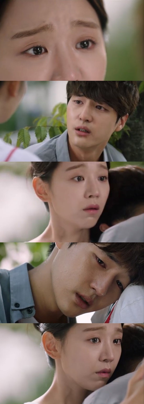 Thirty but seventeen Yang Se-jong recalled Memory, who became a trauma, watching Shin Hye-sun.In the 21st episode of SBSs monthly drama Thirty but Seventeen, which was broadcast on the 3rd, Gong Woo-jin (Yang Se-jong) was portrayed suffering from the trauma.On that day, Gong U-jin found a dangerous U-sur-ri across the street, called it U-sur-ri, and at this time recalled Memory in the past.Gong Woo-jin was troubled by the trauma and tried to remember what the doctor said. The doctor advised, We need to try to recognize that we are different objects.Utheri ran to Gong Woo-jin, and Gong Woo-jin poured tears while leaning on the shoulder saying, I will be doing this for a while. Utheri also cried tears while shedding tears.In particular, Utheri stood up to buy medicine, and Gong Woo-jin said, I do not need it. Drugs. Stay with me. I think that will be okay.Photo = SBS Broadcasting Screen