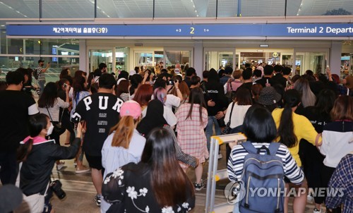 When the BTS showed up at Incheon International Airport at 7 pm on the day, many fans who came early cheered and followed them.Airport users also stopped their way and showed high interest in their appearance.The members waved to the fans without any special comment and entered the departure hall.Instead, I am truly honored to be the second number one player on the Billboardss 200 chart.  I am grateful to all of you and thank you for this festival.Thank you, he said.The world tour will be held 33 times in 16 cities, including the Seoul Jamsil Olympic Stadium performance, which was held on the 25th ~ 26th of last month, with a total of 790,000 people.As BTS repackaged album Love Yourself Resolution Answer (LOVE YOURSELF Answer) topped the Billboardss main album chart Billboardss 200, attention has now been focused on the main single chart Hot 100.The previous work, Love Yourself Former Tier (LOVE YOURSELF: TEAR) title song Fake Love (FAKE LOVE) entered the 10th place in Hot 100 and the ranking rise is the point of observation.Psys Gangnam Style set a record for the seventh consecutive week on this chart, but it was the first time that Korean singer songs came to No. 10 with entry.Hot 100 is a chart that selects the most popular songs in United States of America for one week by combining streaming performance, sound source sales, and radio broadcast frequency.It is known that it is harder to enter the Billboardss 200 because it is the key to how popular the song was consumed than the album chart where fandom is important.Billboardss will update the latest chart on the 8th, which is the number one bulletproof boy band, on its homepage on the 5th.There is also interest in whether those who have taken the top of the Billboardss twice a year will be invited for the first time as a Korean singer to the Grammy Awards, the most prestigious awards ceremony held every January and February.At the invitation of the Grammy Museum, they will host A Conversation with BTS (A Conversation with BTS) to meet American fans in Los Angeles on Wednesday.The first stage of the world tour overseas performance in Los Angeles on May 5-6 ..