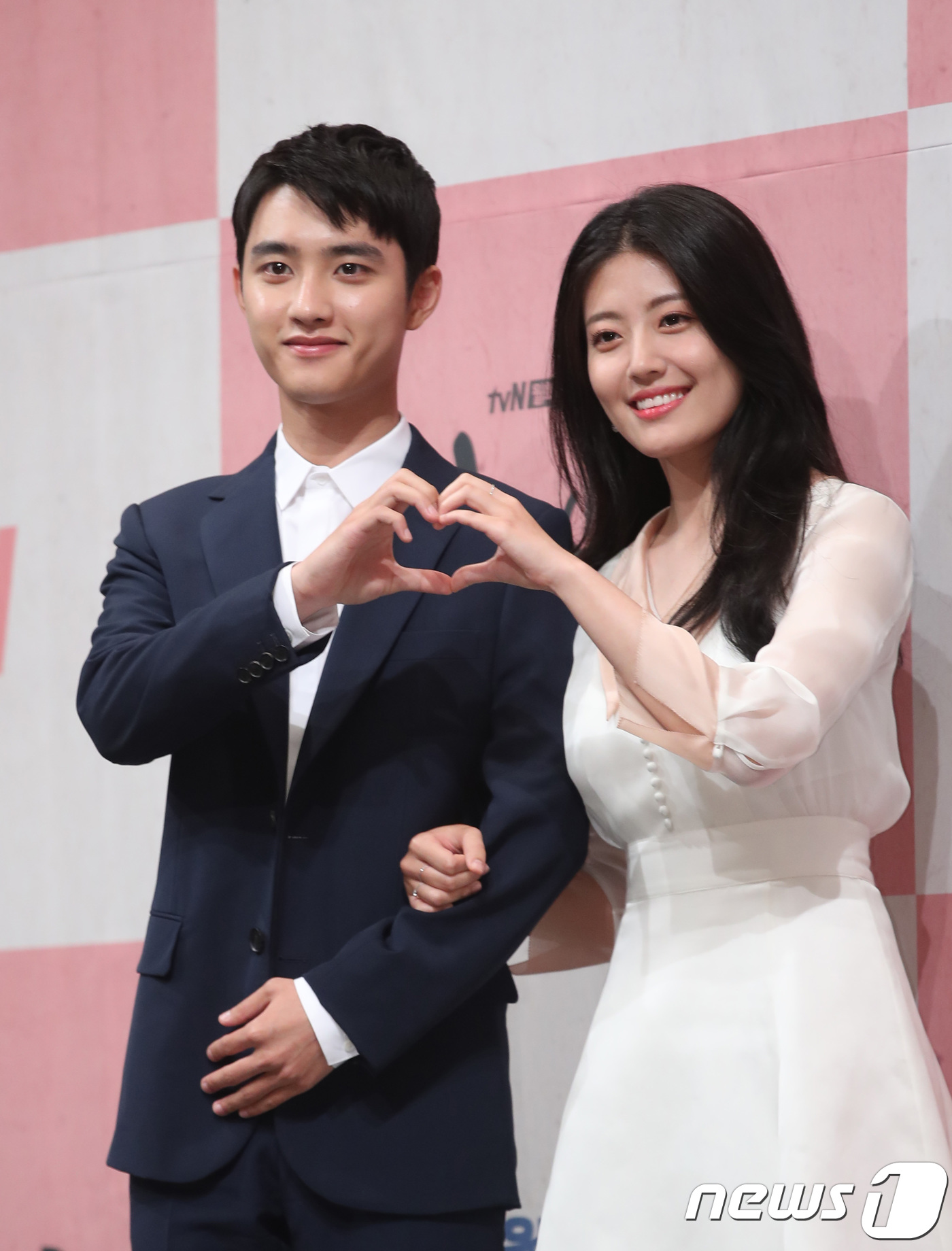 Seoul=) = Actors D.O. and Nam Ji-hyun (right) pose at the production presentation of TVNs new monthly drama One Hundred Days of the Day at Imperial Palace Seoul in Nonhyeon-dong, Gangnam-gu, Seoul on the 4th.The Hundred Days of the Hundred Days is the unheard of 100 Days of Wondeuk (D.O.) and the oldest daughter of the Joseon Dynasty, Hong Shim (Nam Ji-hyun), who fell from the interest rate of the completely unmarried crown prince to the hopeless.This is a work drawn in the background of the fictional Joseon Dynasty as a romance historical drama.