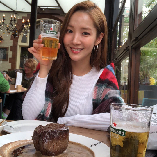 Actor Park Min-young showed a bright smile on a beer he met during his trip.Park Min-young posted a picture on his SNS on the 4th with an article entitled All Art Museum Clear.In the photo, Park Min-young lifts a beer glass and smiles with a smile full of pure beauty.Park Min-young played Kim Mi-so in the recently-ended Why would Kim Secretary do that? and played Park Seo-joon (played by Lee Young-joon) and Alcondal Kong Rocco.