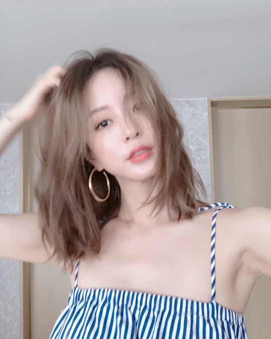 Actor Han Ye-seul revealed Shining alluring beautiful looks, even as it seemed to be disorganized.Han Ye-seul posted two photos on his SNS on the 4th.One art in the photo posed in front of Camera wearing clothes that looked like a vertical stripe one piece of sleeveless.Even though it is a lightly shaken photo, it is a unique doll-like visual.Meanwhile, Han Ye-seul signed an Exclusive contract with Partners Park in July to resume entertainment activities.