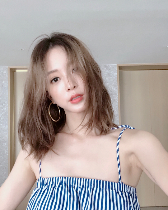 Actor Han Ye-seul revealed Shining alluring beautiful looks, even as it seemed to be disorganized.Han Ye-seul posted two photos on his SNS on the 4th.One art in the photo posed in front of Camera wearing clothes that looked like a vertical stripe one piece of sleeveless.Even though it is a lightly shaken photo, it is a unique doll-like visual.Meanwhile, Han Ye-seul signed an Exclusive contract with Partners Park in July to resume entertainment activities.