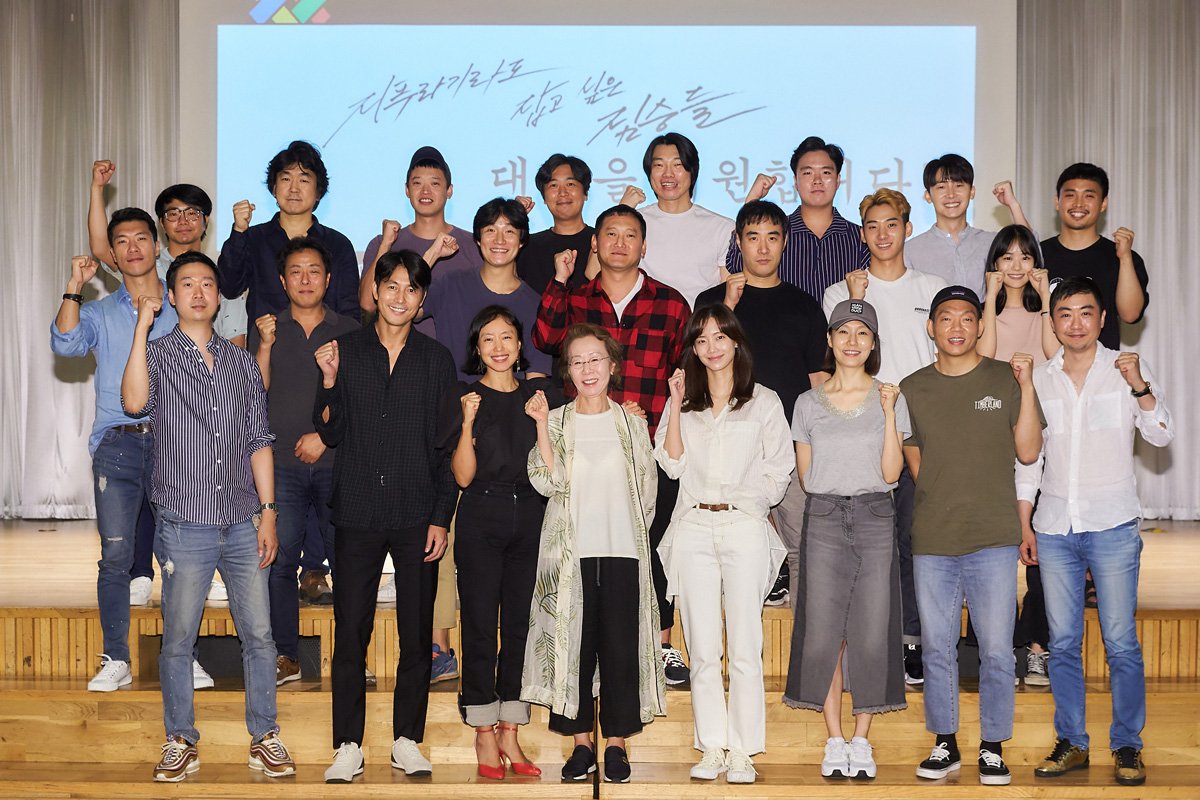 The movie The Animals (directed by Kim Yong-hoon), which wants to catch straw, is composed of Jeon Do-yeon, Jung Woo-sung, Bae Seong-woo, Jung Man-sik, Jin Kyeong, Shin Hyun-bin, Kim Joonhan, Jungaram, Park Ji-hwan, Heo Dong One and Youn Yuh-jungung Until Chungmuro confirmed the casting of Acting Actors, who represent Chungmuro.The brutes who want to catch straw are the newest actor Shin Hyun-bin, Kim Joon, who is paying attention to Chungmuro from the Korean representative Acting Actor such as Jeon Do-yeon, Jung Woo-sung, Bae Seong-woo, Jung Man-sik, Jin Kyeong, Han, Jungaram, Park Ji-hwan, and Hurdong One completed the casting lineup and cranked on August 30th.The brutes who want to catch straw is a mystery thriller that densely depicts the unexpected endings of the question, the secret proposal, the past wrapped in the veil, and the human beings caught in different Blow-Up in desperate situations.Prior to the first filming, Actors showed a hot energy and sparkling Acting confrontation at the scenario reading scene on August 24, foreseeing the birth of an explosive mystery thriller.The Animals who want to catch the straw is a work based on the same name novel by Japanese writer Sonne Kasuke. It captures domestic and foreign readers by vividly drawing the horror and Blow-Up inside the human being with mystery tricks and noir colors.It is scheduled for release in 2019.