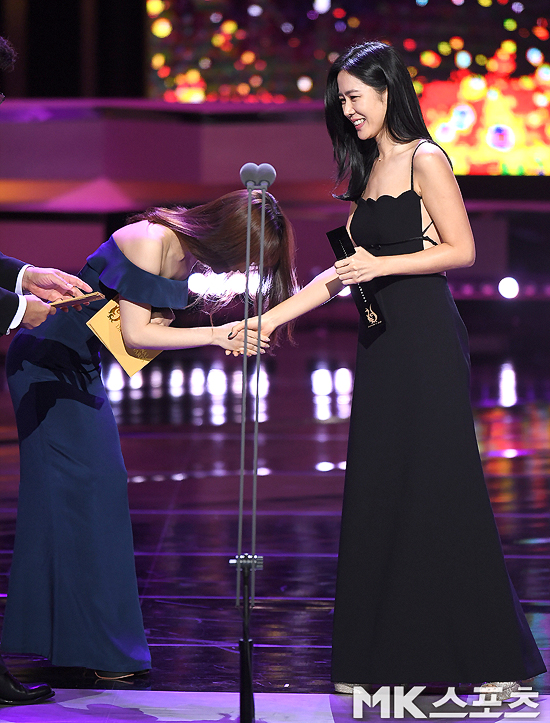 The 13th Seoul Drama Awards Red Carpet Event was held at KBS Hall in Yeongdeungpo-gu, Seoul on the afternoon of the 3rd.Actor Park Bo-young is a prize winner at the 13th Seoul Drama Awards and greets Son Ye-jin.