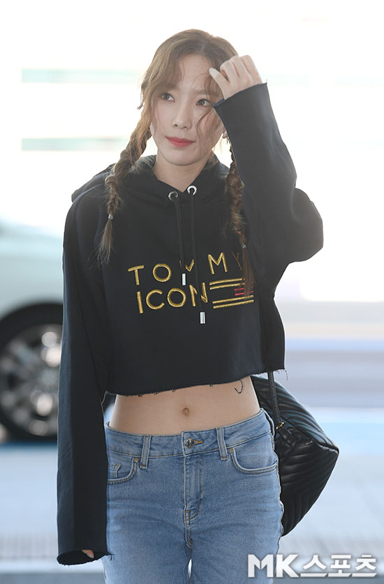 Girls Generation Taeyeon departed for Shanghai, China through Incheon International Airport Terminal 2 on the morning of the 4th to attend the Fashion show.Taeyeon, who moves to the departure hall with a bright expression.