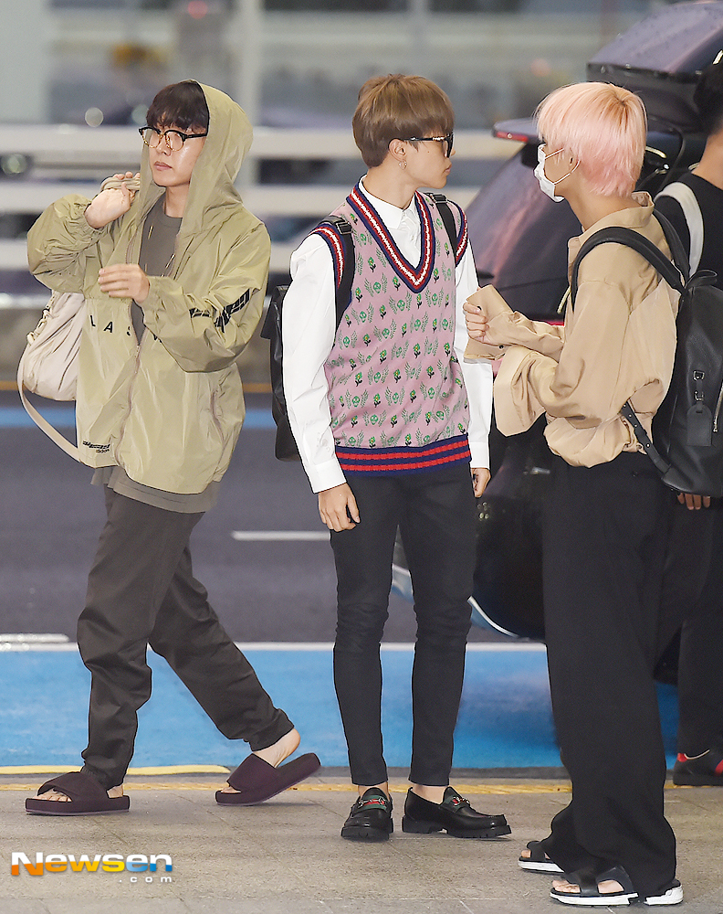 Group BTS (BTS) departed from Incheon International Airport on the afternoon of September 3 for the schedule of the World Tour Love Your Self (BTS WORLD TOUR LOVE YOURSELF) performance in United States of America LA.On the day, BTS (RM, Suga, Jean, Jay-Hop, Jimin, V, Jungkook) is heading for the outbound Golden Gate Bridge.You Yong-ju