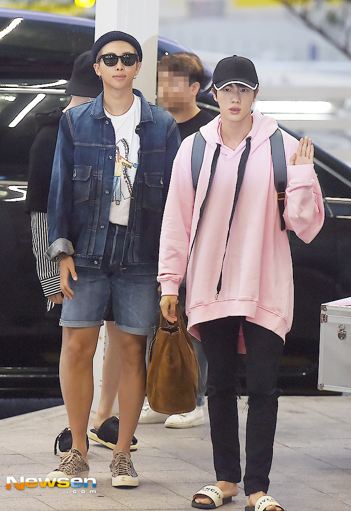 <p>The group Dark & ​​amp; Wild (BTS) departed through Incheon International Airport on September 3 afternoon due to a performance schedule for the world tour Love Yourself (BTS WORLD TOUR LOVE YOURSELF) held in LA in the United States.</p><p>On this day Dark & ​​amp; Wild (RM, Sugar, Jin, Jay Hop, Jimin, Vi, Jungkook) is heading for the departure Golden Gate Bridge.</p>