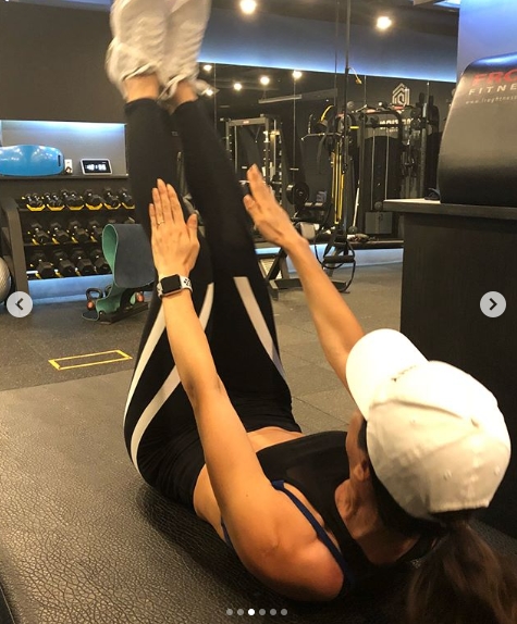 Comedian and actor Sun-yeong Ahn revealed a solid absSun-yeong Ahn posted several photos of herself in an Exercise suit on September 3 on a personal Instagram.Sun-yeong Ahn, who succeeded in losing 10kg for 100 days, said, If you eat a beer in a summerday tteokbokki, you will push a baro stroller and walk around the neighborhood. If you have a half-day break, you will run to the baro gym like a habit and die Muscle movement. Its Nani, he said.If you eat, like you brush your teeth, if you eat it, Exercise. Exercise habit. Repentance Exercise harder!Just 35 minutes of breathless, lower body Exercise and next schedule run; this is the life of the Baro maintainer, he stressed habitual Exercise.applause