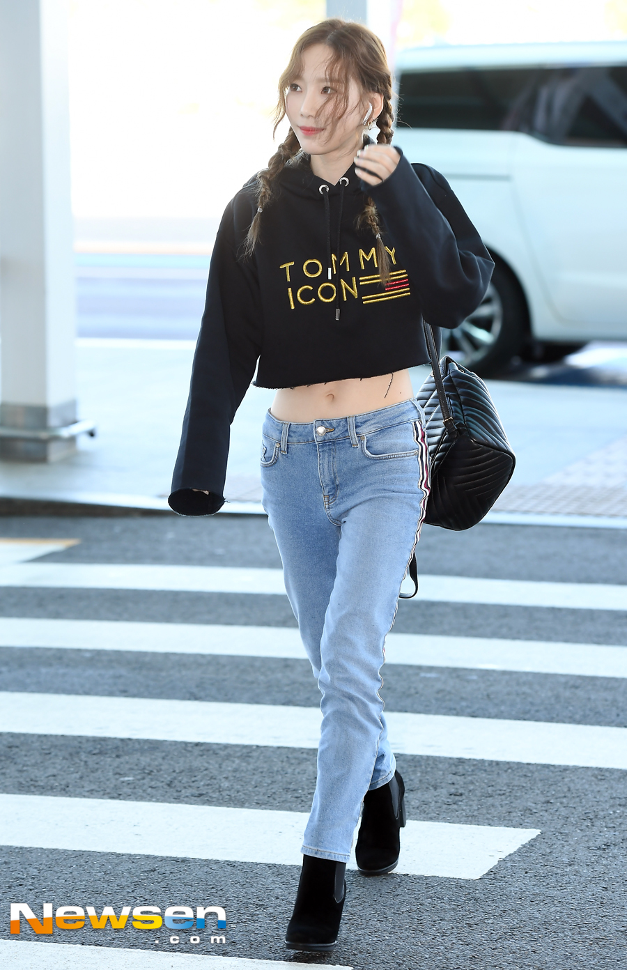 Girls Generation Taeyeon departed for Shanghai, China through the second passenger terminal of Incheon International Airport on September 4th to attend the Fashion show.Taeyeon is heading for the departure hall on the day.Jung Yoo-jin