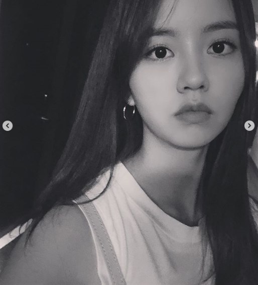 Kim So-hyeun reveals his moody selfieActor Kim So-hyun posted a photo on his Instagram page on September 4.The photo shows Kim So-hyun looking at Camera in a sleeveless outfit; the mature beauty of 20-year-old Kim So-hyun catches the eye.kim myeong-mi