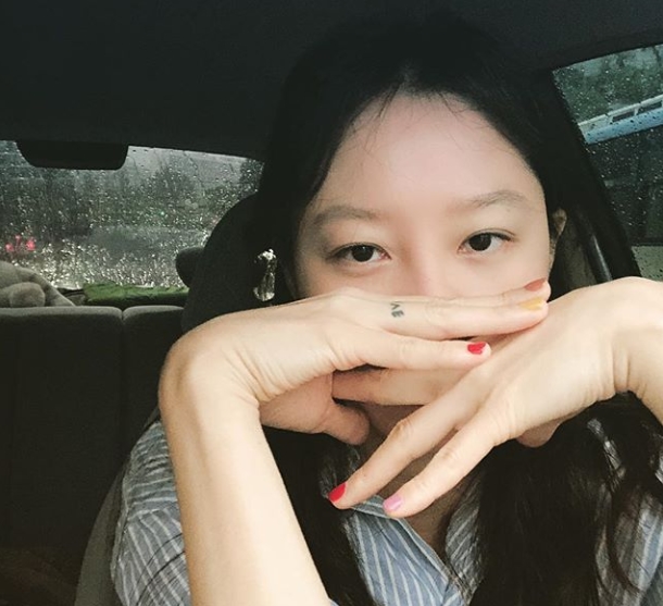 Actor Gong Hyo-jin gave a pointed look to the successive rain news.On September 4, Gong Hyo-jin posted a picture on his instagram with an article entitled Lets stop raining, think about people living in Earth.Inside the picture was a picture of Gong Hyo-jin sitting in the car; Gong Hyo-jin is making a disapproving look at the pouring rain.The various manicure colors of Gong Hyo-jin catch the eye; Gong Hyo-jins blemishe-free clean skin also stands out.The fans who responded to the photos responded such as I am pretty in the heart, My sisters expression is alive and I think the same.delay stock