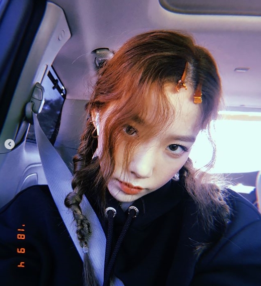 Taeyeon of Girls Generation boasted of her preservative beauty.Taeyeon posted two photos on his instagram on September 4.The photo shows Taeyeon with a pin in the car. Taeyeons Chapssal-tteok-like skin catches the eye.kim myeong-mi