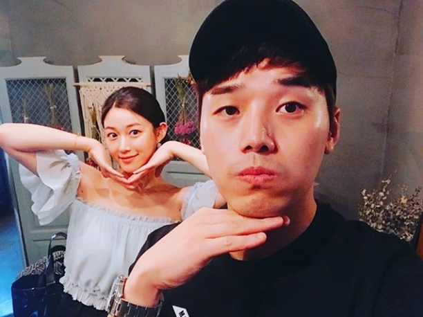 Actors Kwon Hyuk-soo and Lee Da-in boasted a sticky friendship.Kwon Hyuk-soo wrote on his Instagram page on September 4, If you shout Come and hug me, Lee Da-in will come. No, were free. Please everyone attend.No, not the Jin-gi. Yoon Jong-hoon, busy. Busy for the long term. Kim Kyongnam. Why not. Come on. Hong Seung-bum is on his way.The photo shows Kwon Hyuk-soo taking Lee Da-in and Selfie, who is wearing a pointed look with his chin on his back.Lee Da-in poses for calyx and has a refreshing smile.delay stock