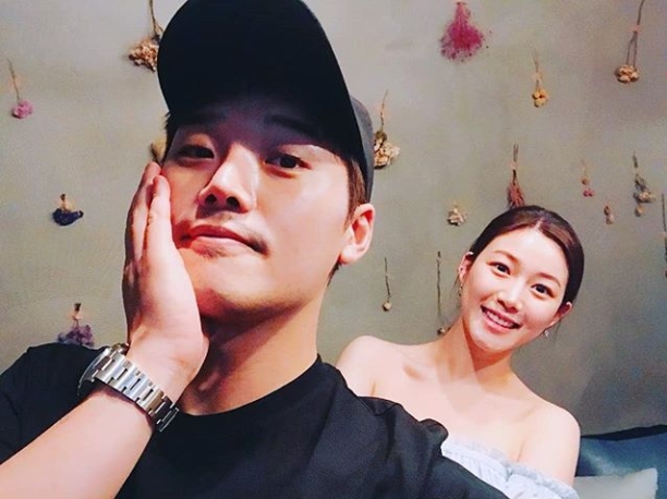 Actors Kwon Hyuk-soo and Lee Da-in boasted a sticky friendship.Kwon Hyuk-soo wrote on his Instagram page on September 4, If you shout Come and hug me, Lee Da-in will come. No, were free. Please everyone attend.No, not the Jin-gi. Yoon Jong-hoon, busy. Busy for the long term. Kim Kyongnam. Why not. Come on. Hong Seung-bum is on his way.The photo shows Kwon Hyuk-soo taking Lee Da-in and Selfie, who is wearing a pointed look with his chin on his back.Lee Da-in poses for calyx and has a refreshing smile.delay stock
