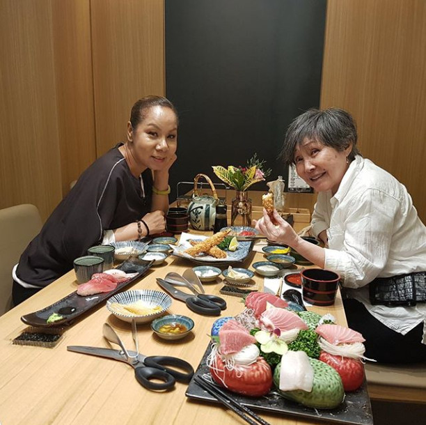 A senior and junior representative of the music industry met.Insooni wrote on her Instagram account on September 4, Dinner with senior Yoon Bok Hee yesterday.I posted a picture with the article I love you, sir, I am healthy and I want to sit down for the first time and sit down and talk like this.In the photo, Insooni and Yoon Bok Hee are eating at a Japanese restaurant. The friendly meeting of the senior and junior who represent the music industry is warm.Hwang