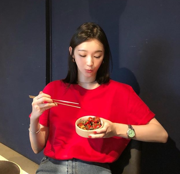 The daily life of Kang Min-kyungs picture was revealed.On September 4, Davichi Kang Min-kyung posted a picture of his current SNS.In the photo, Kang Min-kyung is holding a small bowl of Food and making a playful expression. Kang Min-kyungs beauty, which seems to be getting more and more beautiful, catches the eye especially.kim ye-eun