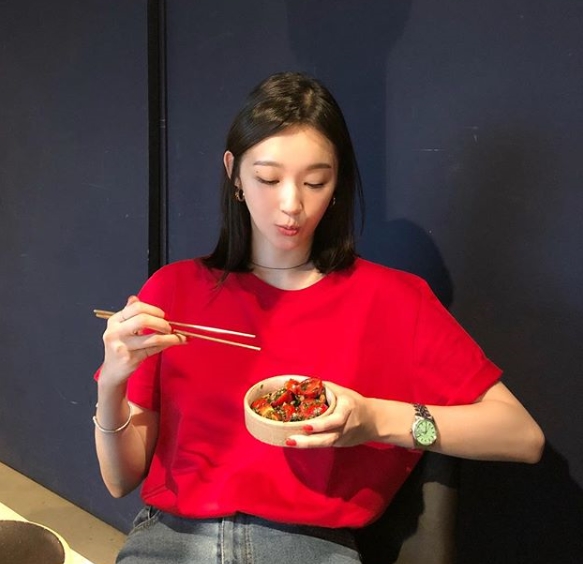 Kang Min-kyung, Food Eating Picture Today is Pretty A daily routine like Kang Min-kyungs pictorial has been revealed.Davichi Kang Min-kyung posted a picture of his recent SNS on September 4.Kang Min-kyung in the photo is holding a small bowl with food and making a playful look.The beauty of Kang Min-kyung, which seems to be getting more and more beautiful, catches the eye especially.On the other hand, Kang Min-kyung appeared on SBS Power FM Dooshi Escape Cult show broadcast on the 3rdkim ye-eun