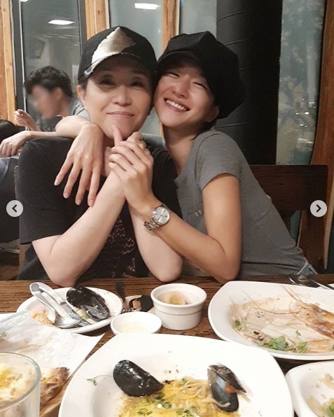 Actor Seo Ye-ji, Kim Mi-kyung reveal friendship beyond age differenceSeo Ye-ji posted a snack car certification shot from senior Actor Kim Mi-kyung on his personal instagram on September 4.The public snack car reads, My beloved daughter Yeezy. Come on, show me the best Acting. Im cheering for the movie Camjeon.So, Seo Ye-ji said, My mother Kim Mi-kyung Sam is the best. Even if it is hard, the power is just Magu Magu.applause