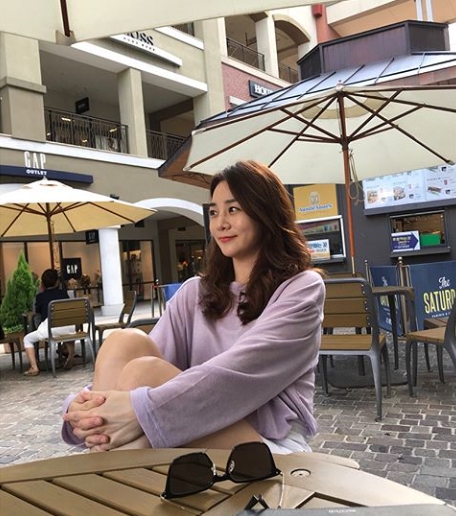 The Daeun Jin announcer boasted of her watery beauty.Daeun Jeong posted an article and a photo on his instagram on September 4th, Falling in the Hwachang autumn.In the photo, Daeun Jeong is sitting on an outdoor terrace enjoying the autumn weather, with a pure visual of Daeun Jeong, which is well suited to a light purple top, catching his eye.kim ye-eun